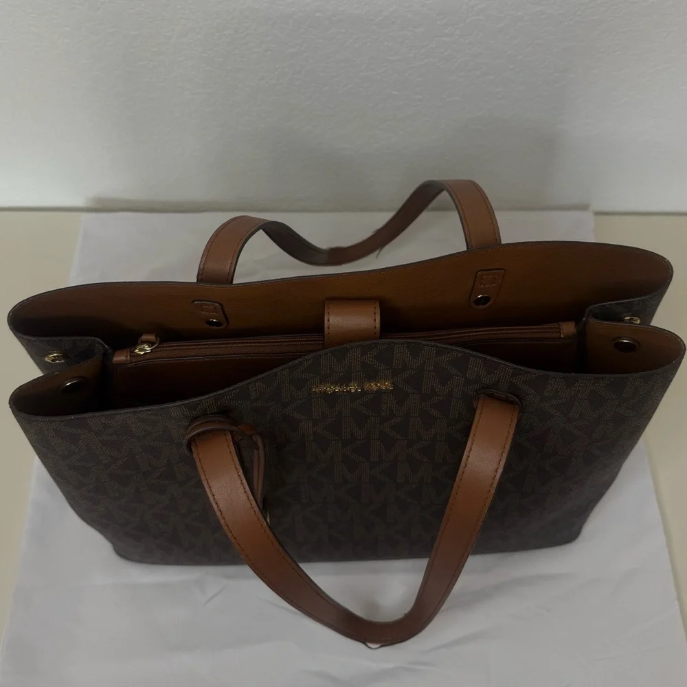 Michael Kors Mel Logo Tote Bag - Picture 11 of 13